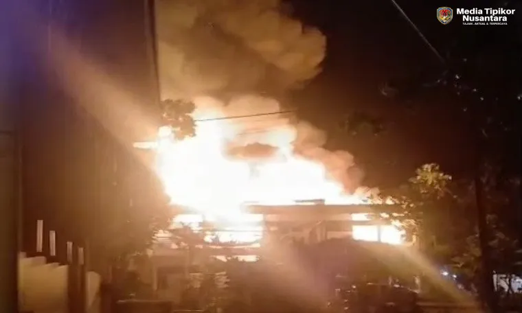 Misteri Kebakaran Kantor Bupati Bulungan: Asap Tebal Menyelimuti Langit Kota Tanjung Selor