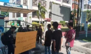 APMM Mataram Gelar Aksi Desak Transparansi di Kejati NTB dan PT Nindya Karya