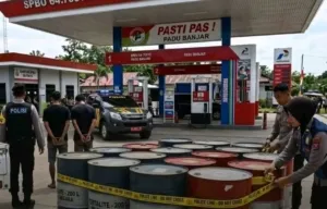 POLDA KALBAR Berhasil Menyita BBM Subsudi 17 Drum Jenis Pertalite Di kayong utara Hasil Kongkalikong