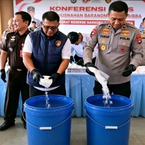 POLDA KALTARA MUSNAHKAN 9,8 KG SABU,63 KASUS DI UNGKAP DALAM DUA BULAN,