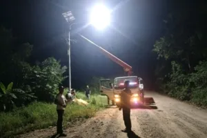 Kado Istimewa HUT Kampung Tasuk:Lampu Tenaga Surya Terangi Jalan Utama,Tingkatkan Keamanan Dan Aktivitas Warga