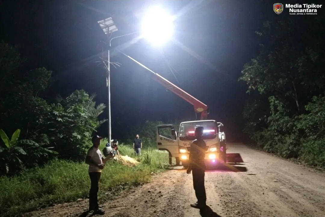 Kado Istimewa HUT Kampung Tasuk:Lampu Tenaga Surya Terangi Jalan Utama,Tingkatkan Keamanan Dan Aktivitas Warga