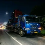 Truck Muatan Berlebih Putuskan Kabel PLN di Tanjung Redeb:Listrik PadamLuas,Prosedur Pengawalan Dipertanyakan