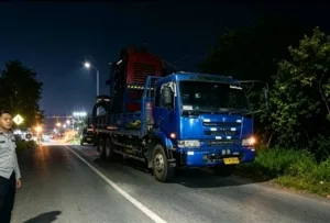 Truck Muatan Berlebih Putuskan Kabel PLN di Tanjung Redeb:Listrik PadamLuas,Prosedur Pengawalan Dipertanyakan